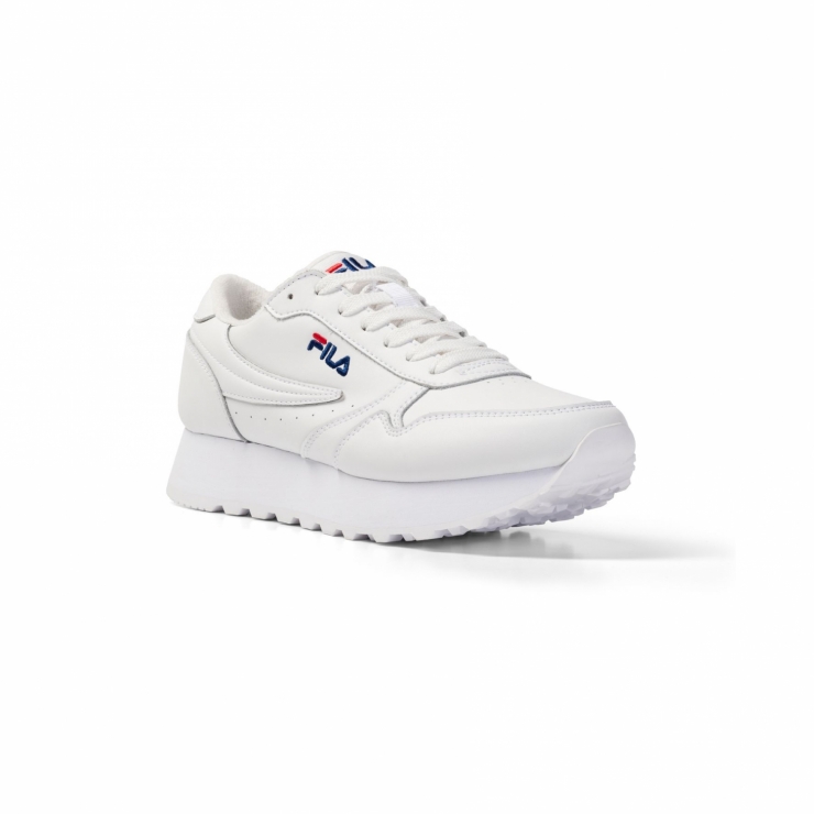 fila low cut white shoes