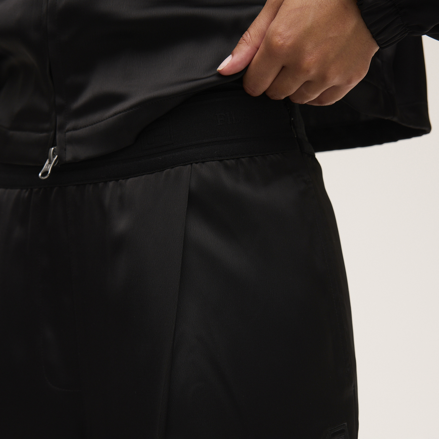 Fila SERINA wide elastic waist pleated satin trousers Bild 4
