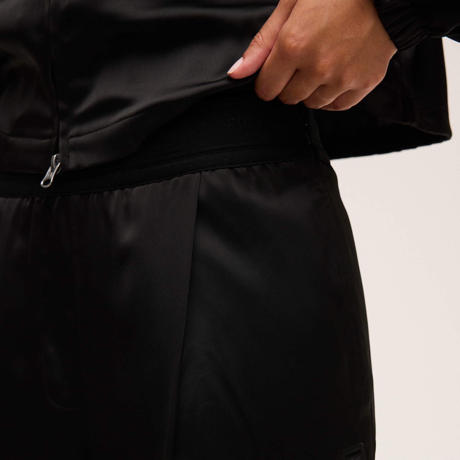 Fila SERINA wide elastic waist pleated satin trousers Bild 4